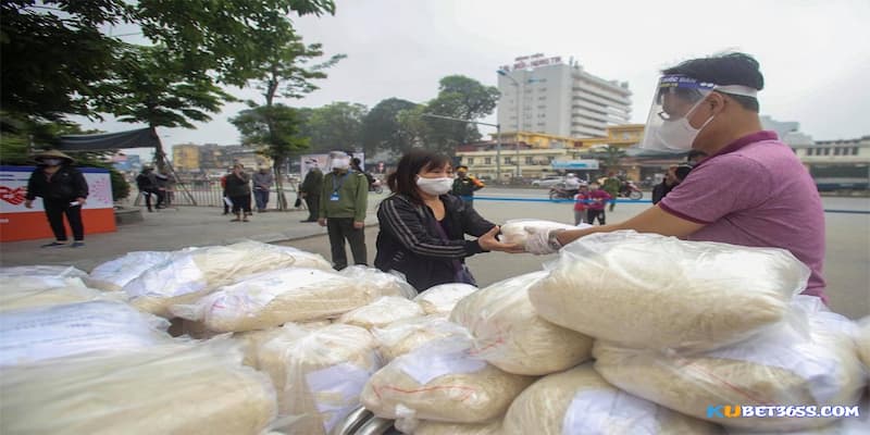 Chiêm bao nhận gạo từ thiện là một điều may mắn